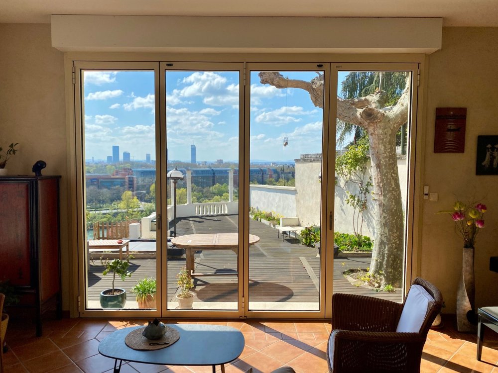 Remplacement d’une baie accordéon dans une villa avec une sublime vue sur Lyon ?