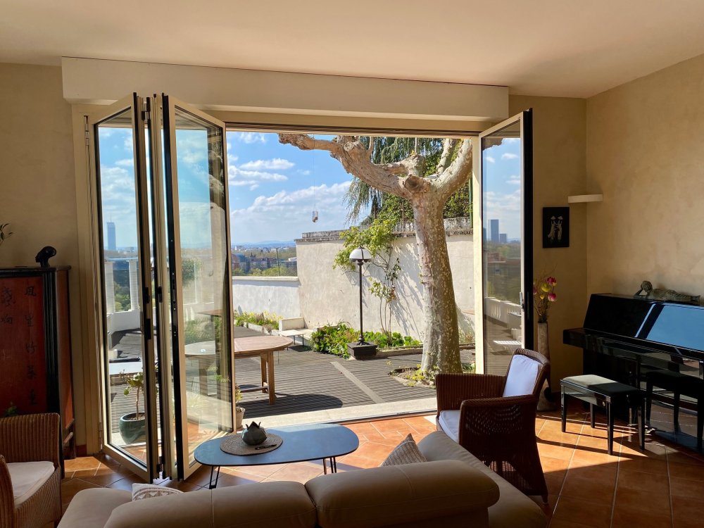 Remplacement d’une baie accordéon dans une villa avec une sublime vue sur Lyon ?