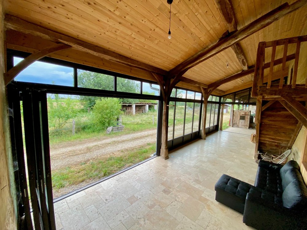 Extension d'une ancienne longère bressane avec nos systèmes aluminium en accordéon près de Bourg-en-Bresse dans l'Ain (01)