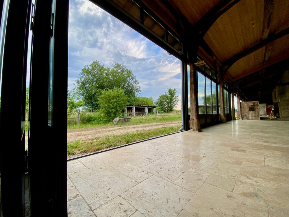 Extension d'une ancienne longère bressane avec nos systèmes aluminium en accordéon près de Bourg-en-Bresse dans l'Ain (01)