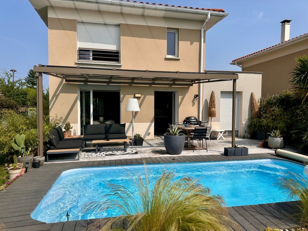 Aménagement d'une pergola avec une toiture entièrement vitrée dans une magnifique villa à Lyon (69)