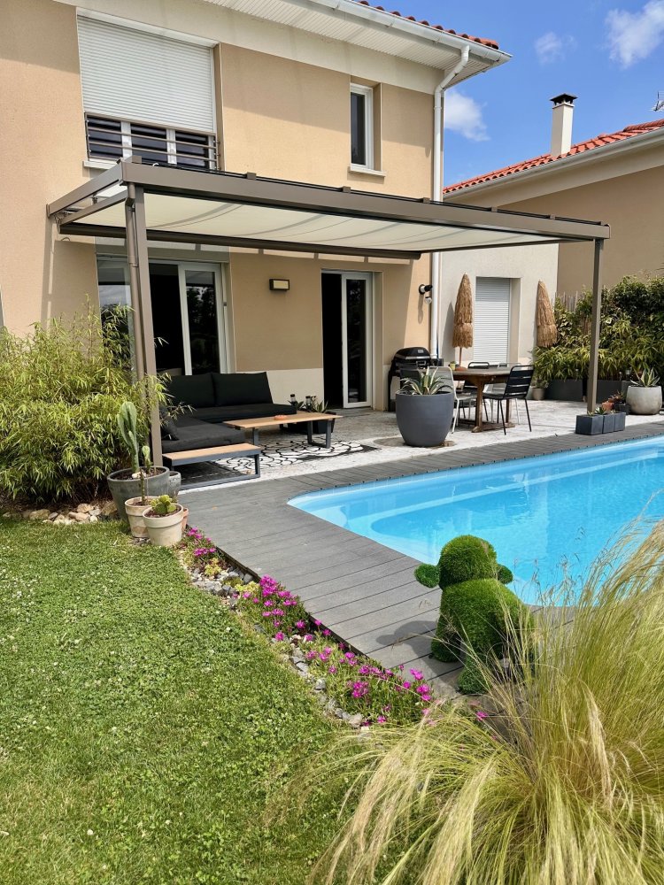 Aménagement d'une pergola avec une toiture entièrement vitrée dans une magnifique villa à Lyon (69)