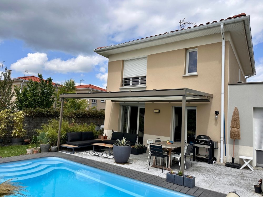 Mise en place d'un store de toiture pour protection de la chaleur sous pergola à Lyon