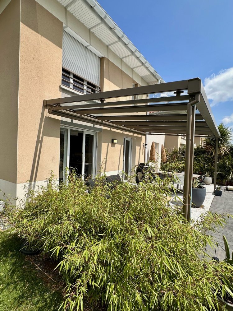 Pose d'un store de toiture pour protection de la chaleur sous pergola à Lyon