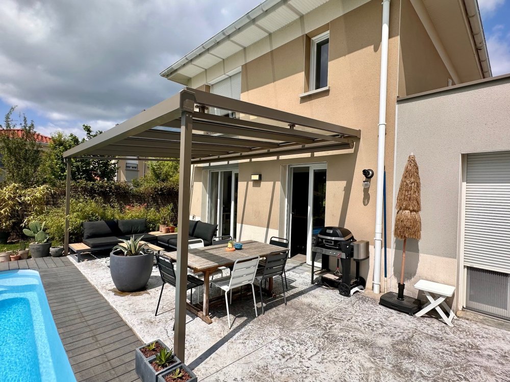 Fourniture et pose d'un store de toiture pour protection de la chaleur sous pergola à Lyon