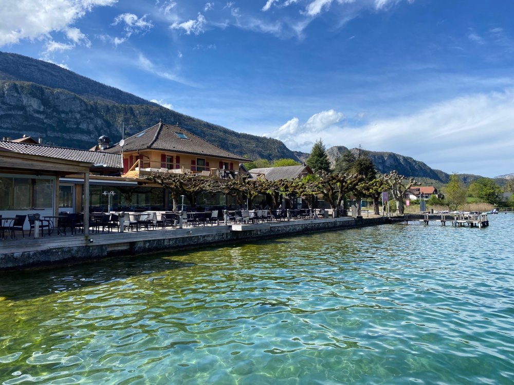 Splendide fermeture de terrasse du Restaurant Chez Ma Cousine situé au bord du Lac d'Annecy (74) 
