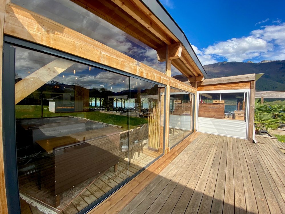 Splendide fermeture de terrasse du Restaurant Chez Ma Cousine situé au bord du Lac d'Annecy (74) 