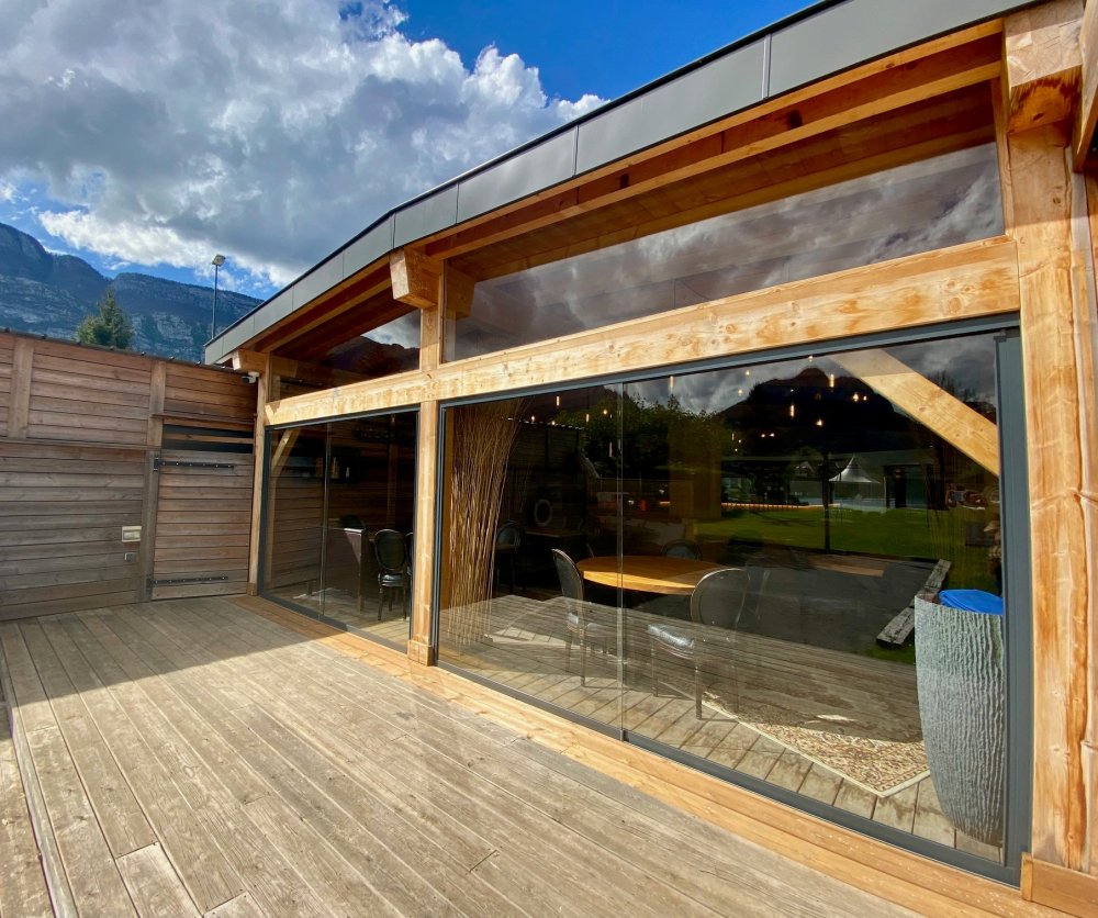 Splendide fermeture de terrasse du Restaurant Chez Ma Cousine situé au bord du Lac d'Annecy (74) 
