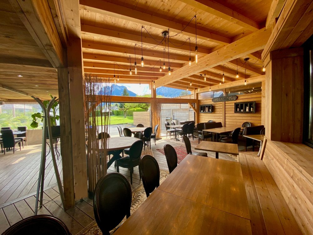 Splendide fermeture de terrasse du Restaurant Chez Ma Cousine situé au bord du Lac d'Annecy (74) 