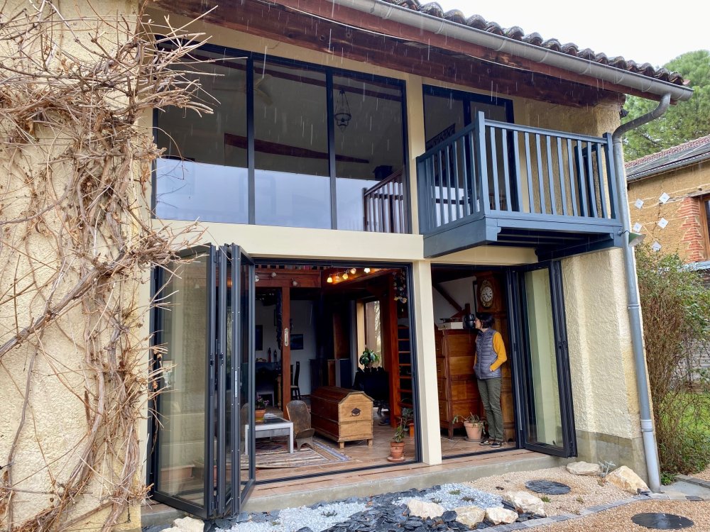 Installation de baies accordéon et d'un châssis fixe dans une charmante maison située dans l'Ain