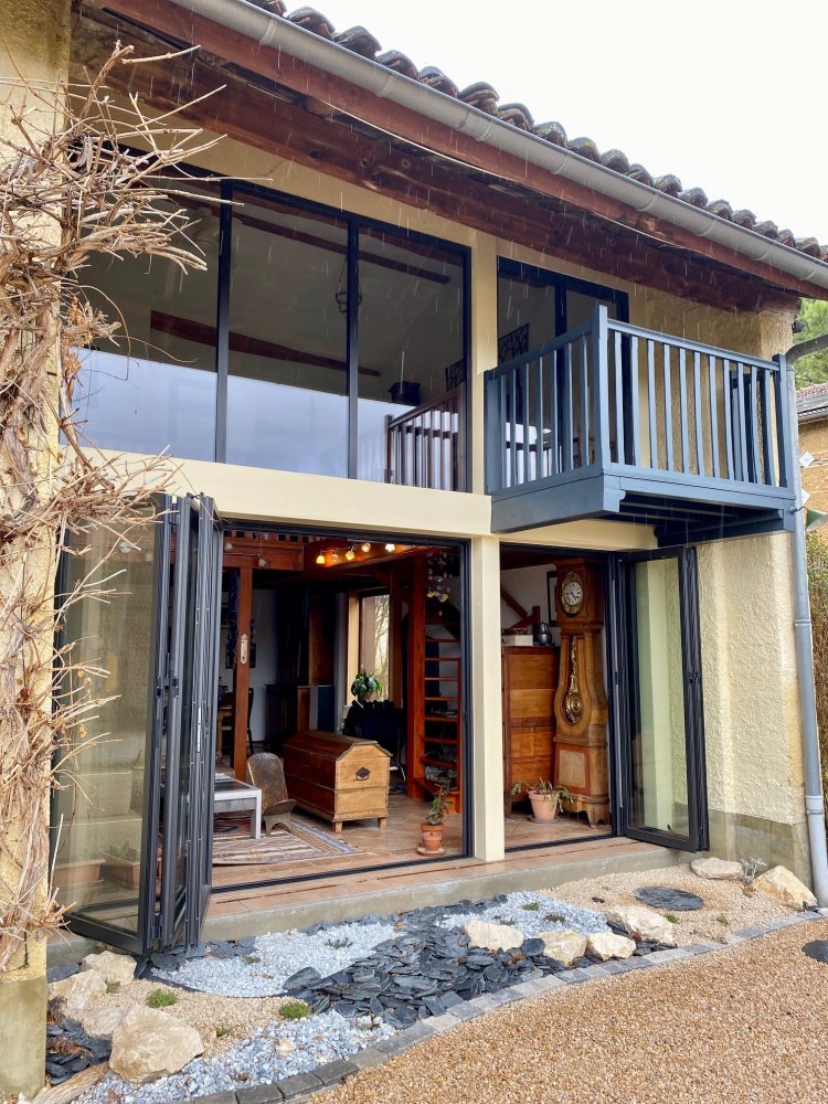 Fourniture et Installation de baies accordéon et d'un châssis fixe dans une charmante maison située dans l'Ain