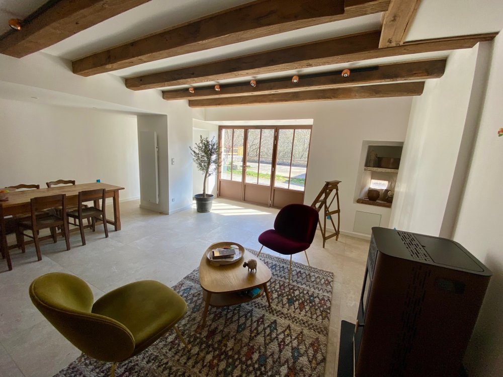 Fourniture et pose de porte fenêtre en aluminium effet rouille dans une maison située dans l'Ain (01) 