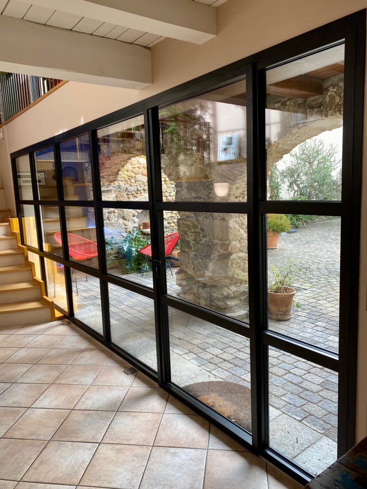 Projet aménagement intérieure grâce à l'installation d'une verrière sur-mesure dans une maison en pierre voûtée dans le Rhône (69)
