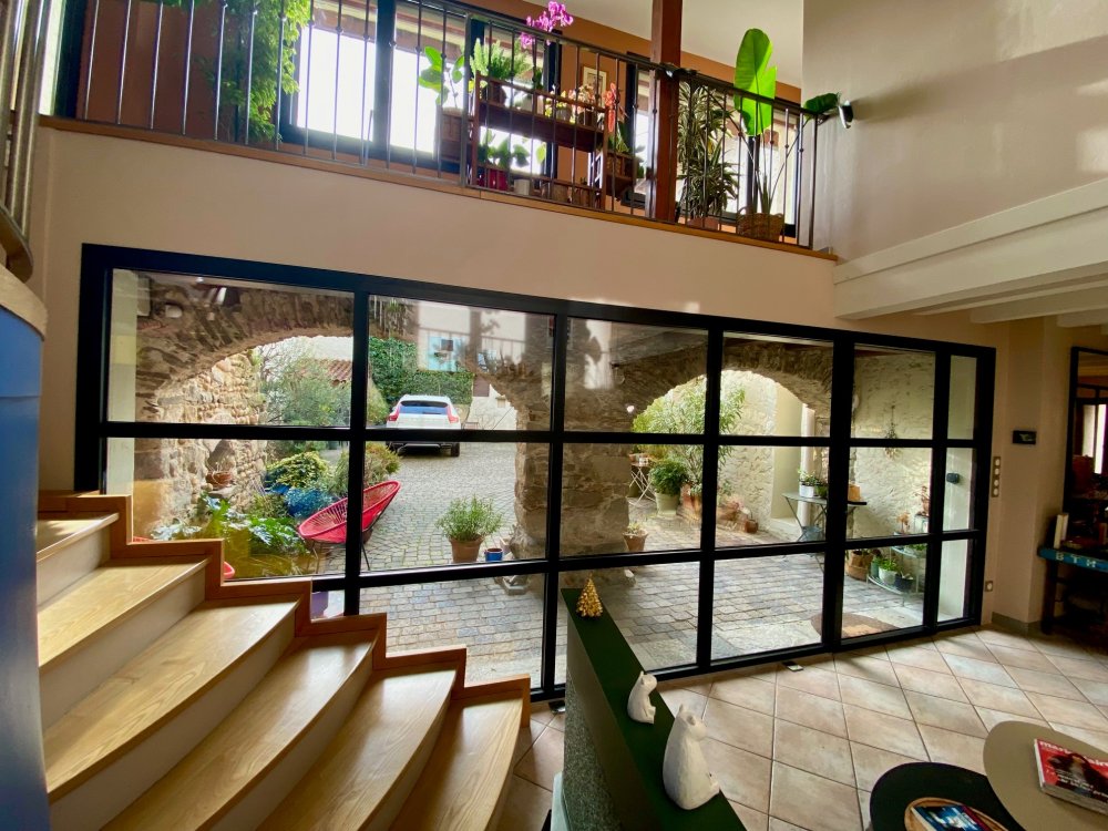 Projet aménagement intérieure grâce à l'installation d'une verrière sur-mesure dans une maison en pierre voûtée dans le Rhône (69)
