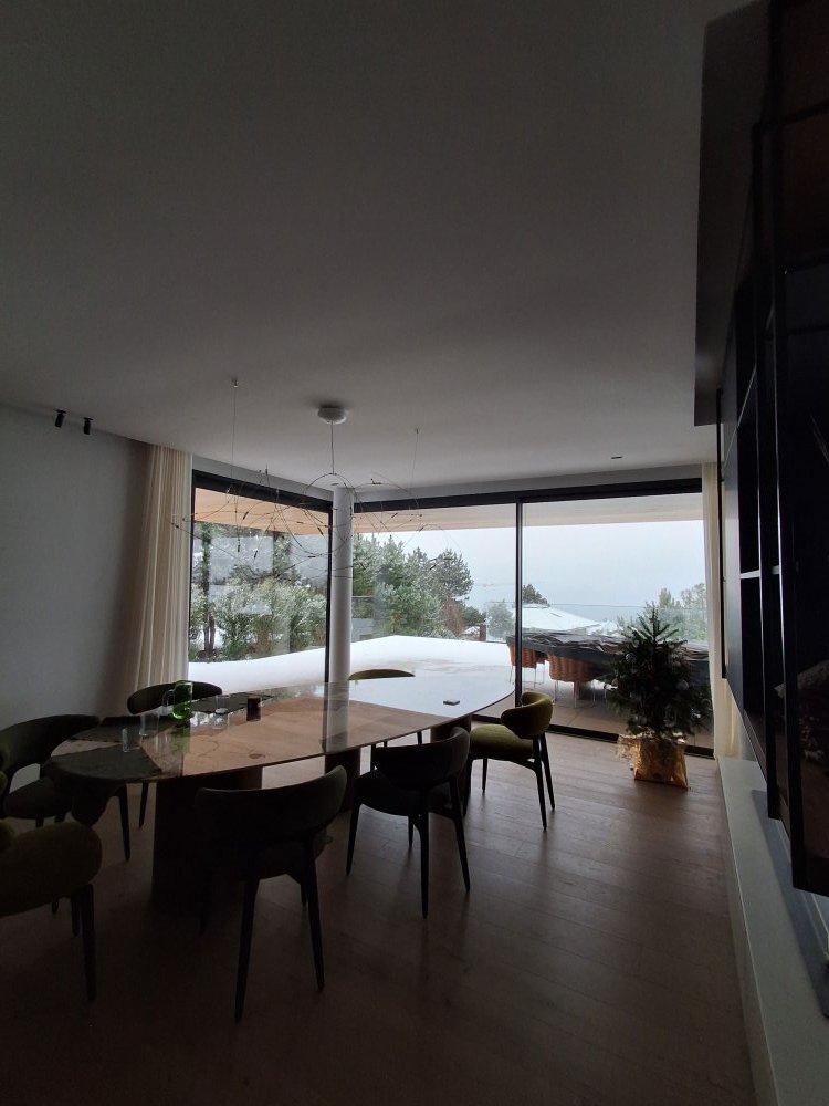 Villa contemporaine à Veyrier‑le‑Lac : menuiseries aluminium et BSO pour une ouverture totale sur le paysage