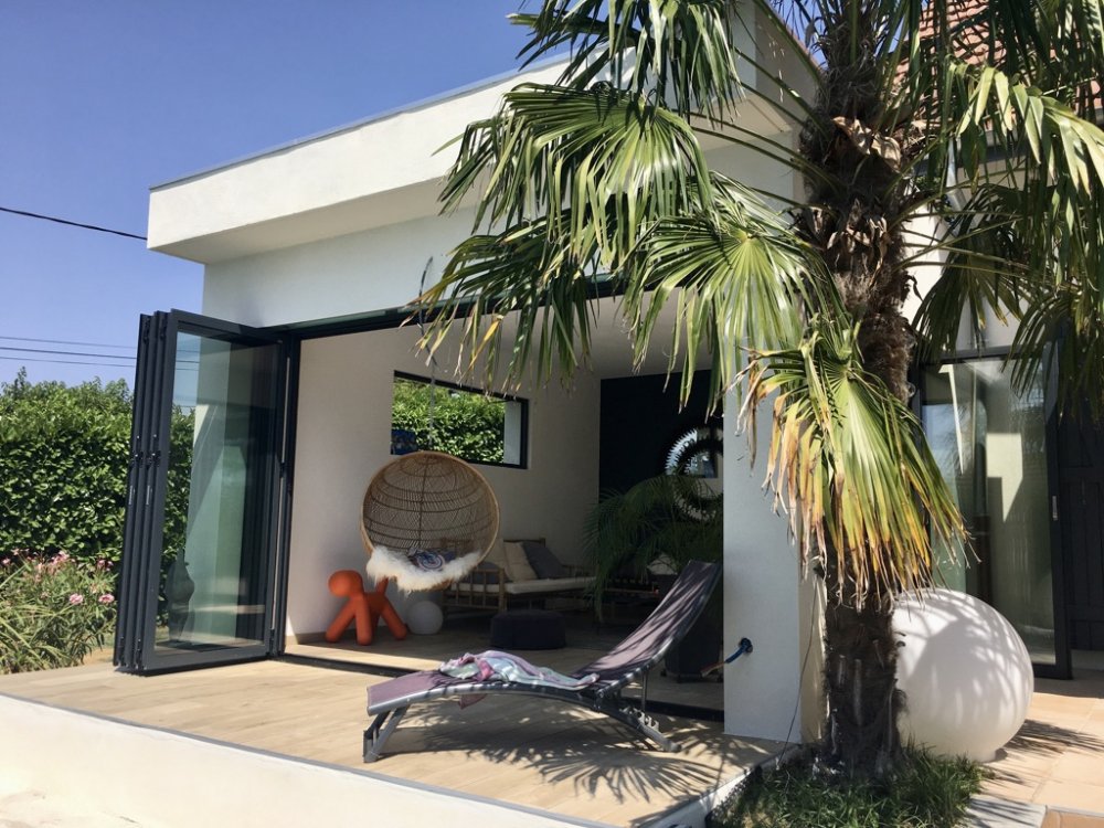 Réalisation de baies accordéon vitrées et thermique pour fermeture d'extension maçonnée à La Tour de Salvagny.