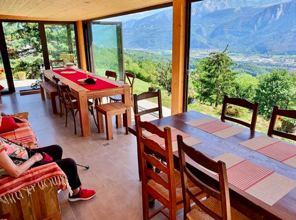 Réalisation de baies accordéon vitrées et thermique pour fermeture d'un chalet en bois à la montagne.
