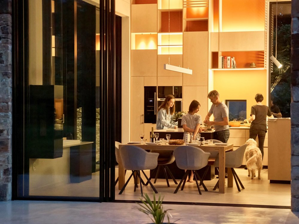 Pose de coulissants minimalistes sur-mesure avec une grande surface vitrée en Isère (38) 