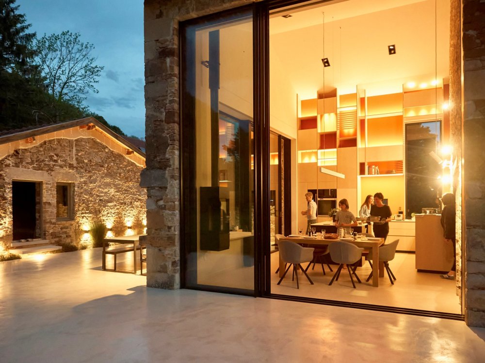 Fourniture et pose  de coulissants minimalistes sur-mesure avec une grande surface vitrée en Isère (38) 