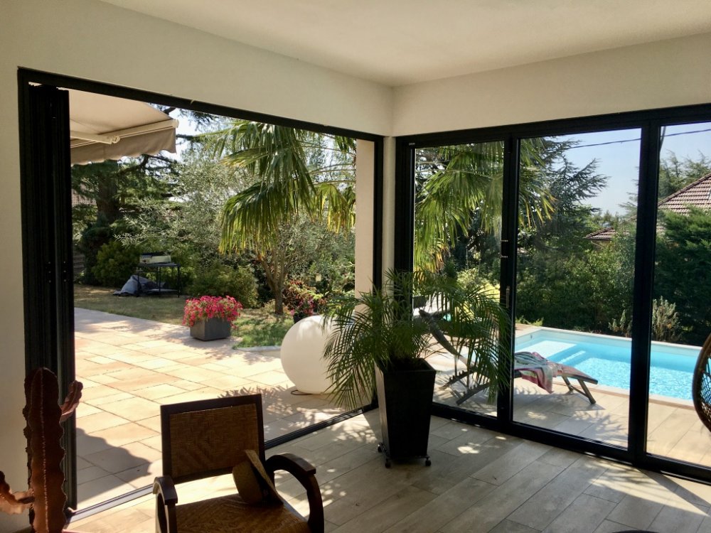 Réalisation de baies accordéon vitrées et thermique pour fermeture d'extension maçonnée à La Tour de Salvagny.