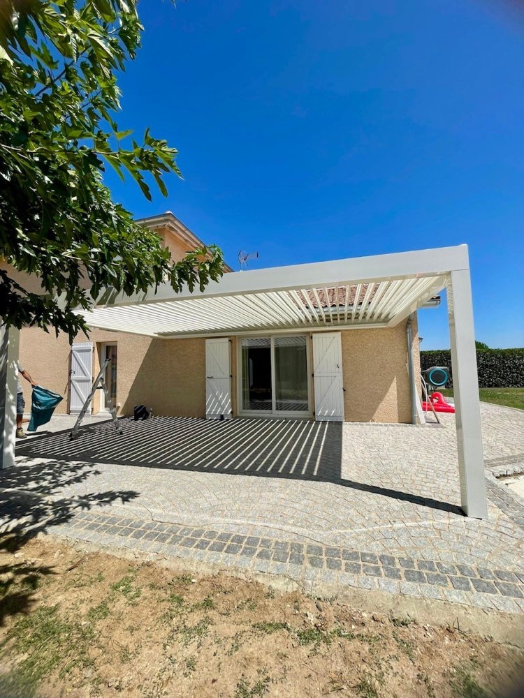 Pergola sur-mesure blanche avec lames orientables et ruban LED – Un projet élégant et fonctionnel près de Villefranche-sur-Saône (69)