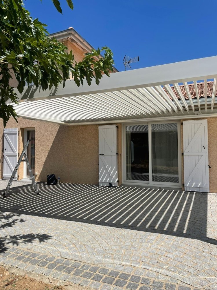 Pergola sur-mesure blanche avec lames orientables et ruban LED – Un projet élégant et fonctionnel près de Villefranche-sur-Saône (69)