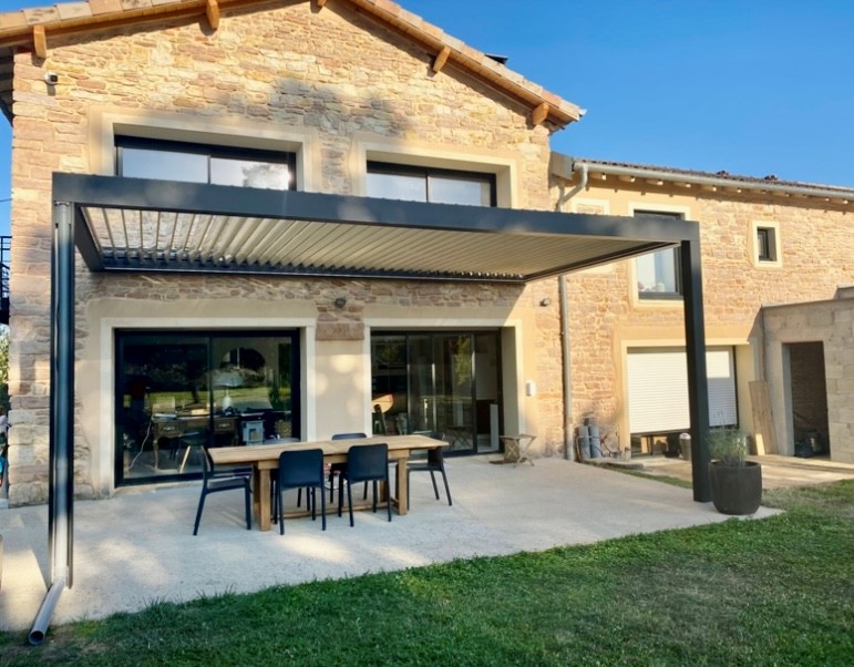 Mise en place d'une pergola bioclimatique sur mesure aux dimensions exceptionnelles : Une réalisation élégante à Macon (71)