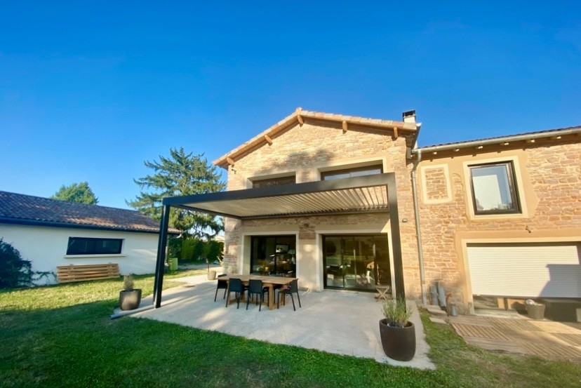 Mise en place d'une pergola bioclimatique sur mesure aux dimensions exceptionnelles : Une réalisation élégante à Macon (71)