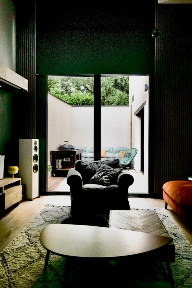 Une ouverture spectaculaire grâce à l'installation d'une baie accordéon hors norme dans un sublime loft à Villefranche-sur-Saône (69)