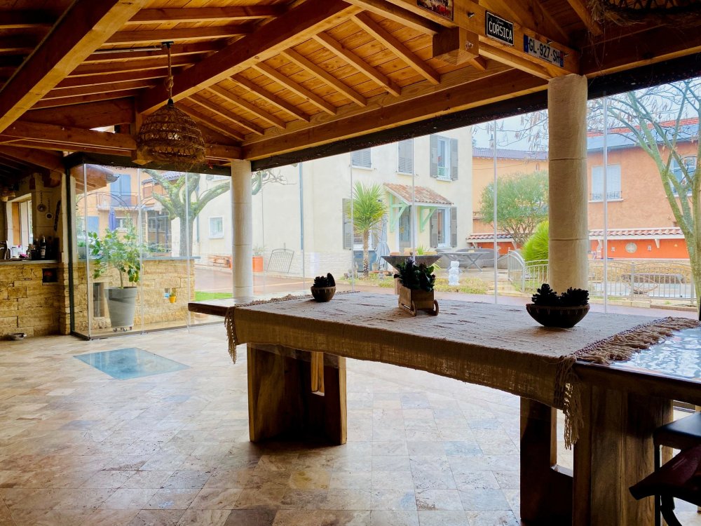 Conception et installation d’un système de fermeture de terrasse sur-mesure, harmonieusement intégré à cette habitation située dans l’Ain (01)