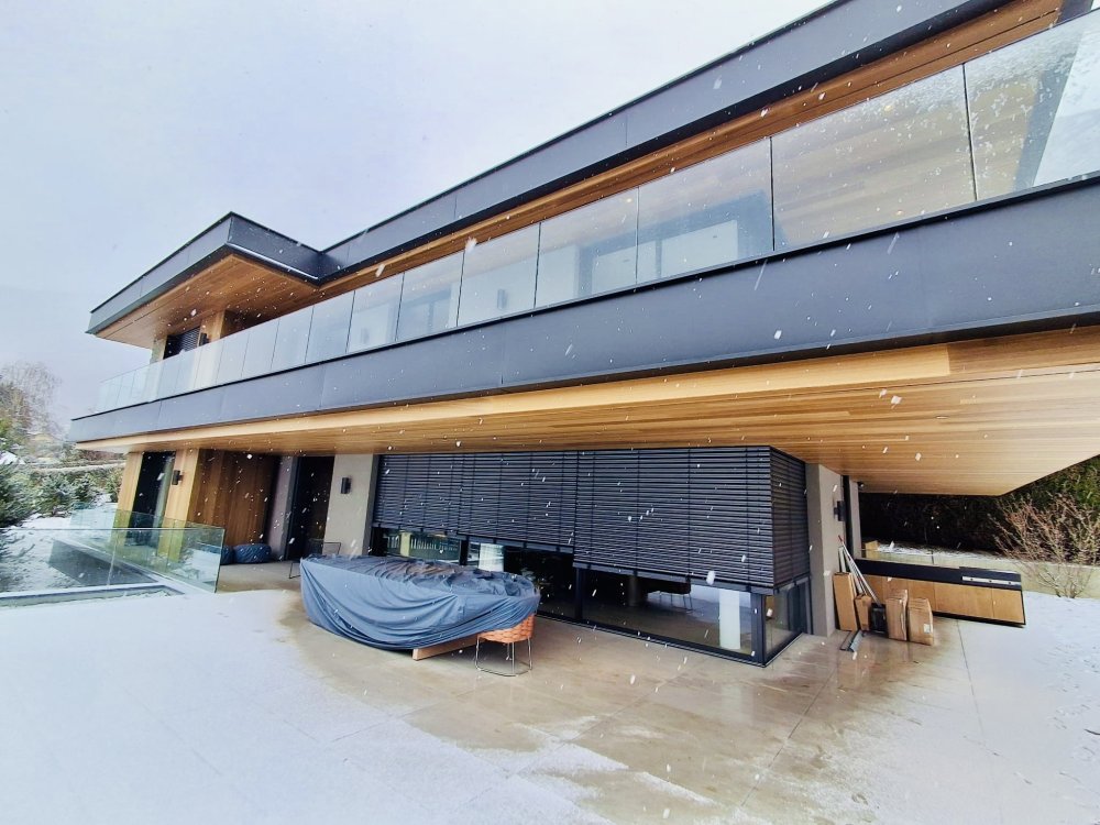 Villa contemporaine à Veyrier‑le‑Lac : menuiseries aluminium et BSO pour une ouverture totale sur le paysage