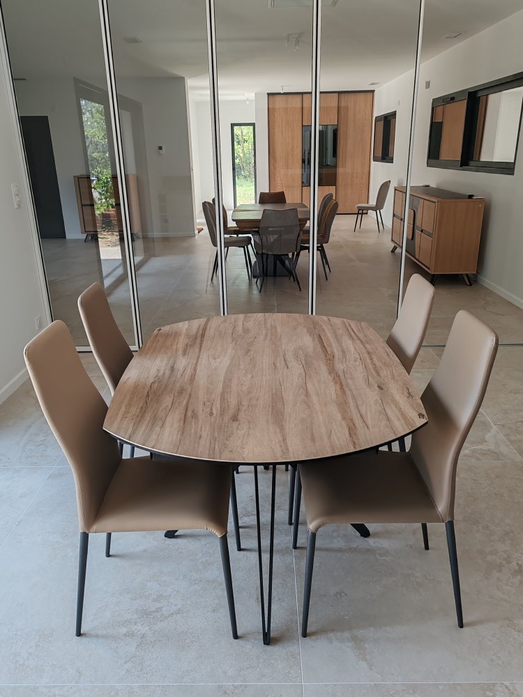 Installation d'un système coulissant-pivotant tout verre effet verrière dans une villa contemporaine basée dans le Rhône (69)