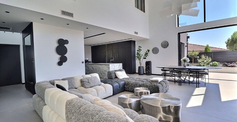 Installation de menuiseries minimalistes dotées de paumelles invisibles et de dormants cachés dans une splendide résidence située à Lyon (69).