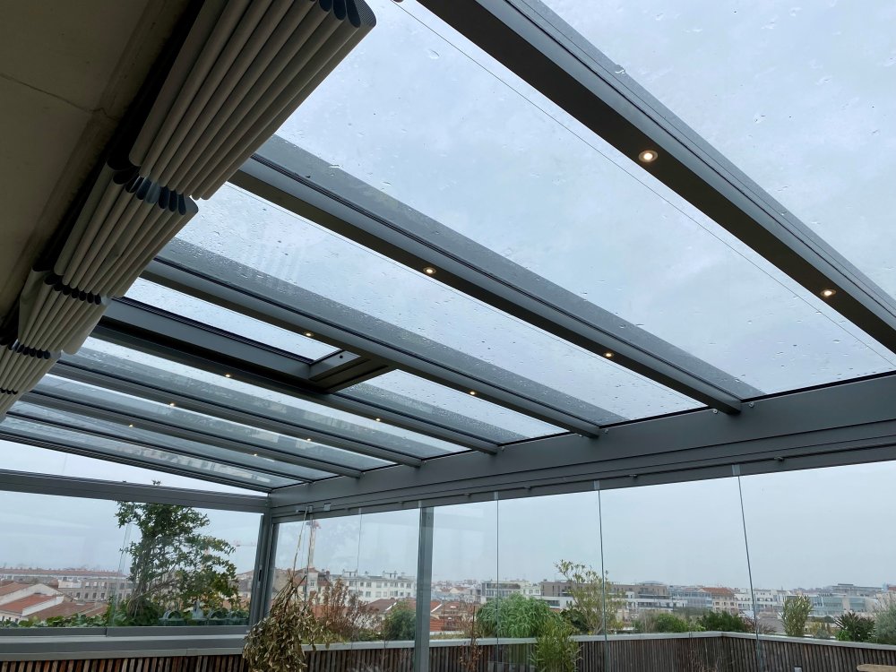 Mise en place d'une pergola vitrée sur un toit terrasse à Lyon 