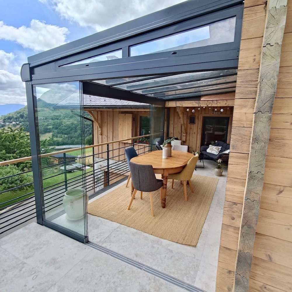 Installation d'une pergola vitrée équipée de coulissants pour profiter d'une vue époustouflante sur la région Haute-Savoie.