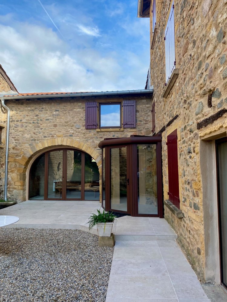Mise en place d'une véranda aluminium à facettes près de Villefranche-sur-saône
