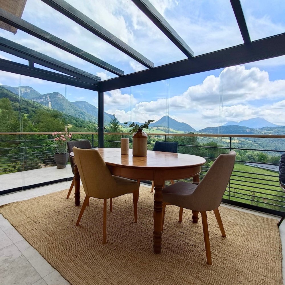 Mise en place d'une pergola vitrée équipée de coulissants pour profiter d'une vue époustouflante sur la région Haute-Savoie.