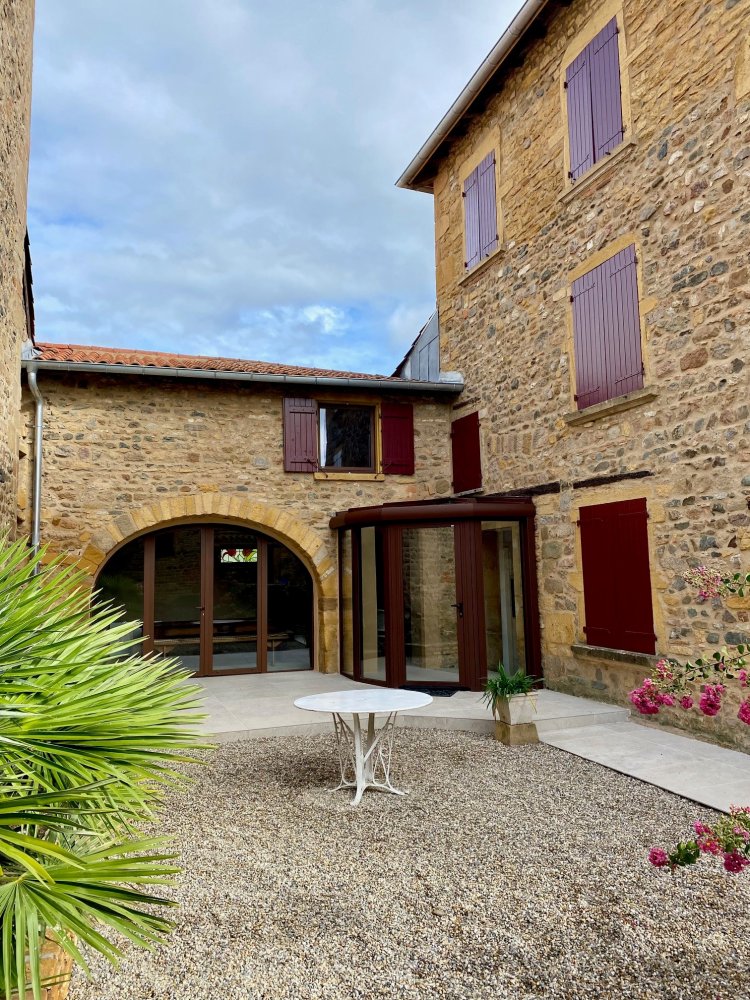 Installation d'une véranda aluminium à facettes dans le Beaujolais