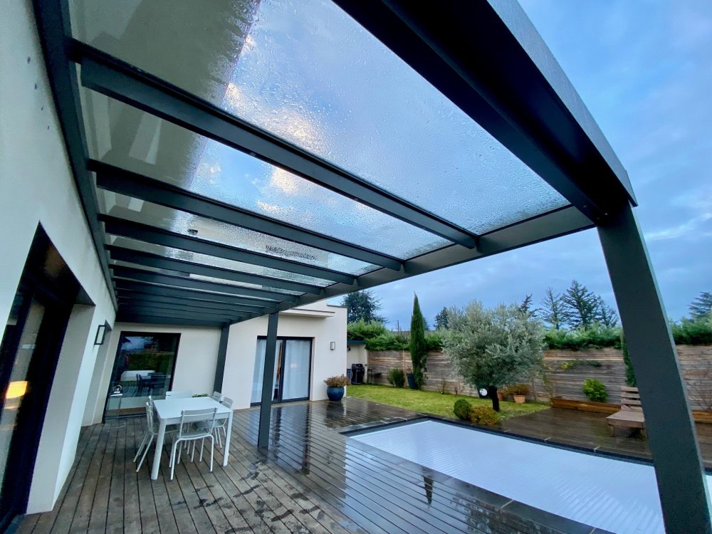 Pose d'une pergola à toiture vitrée près de Villefranche-sur-Saône