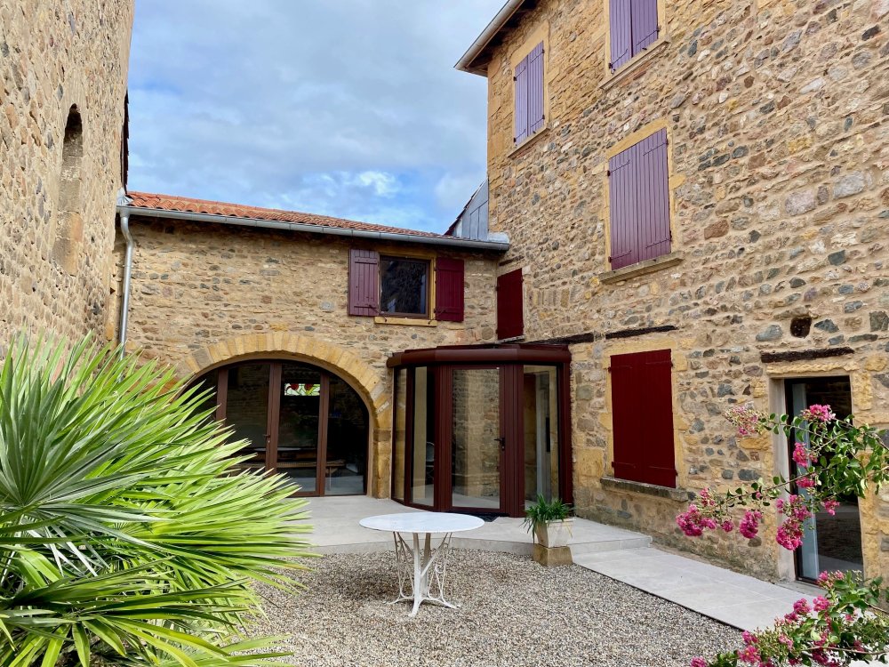 Fourniture et pose d'une véranda à facette dans la région Beaujolaise