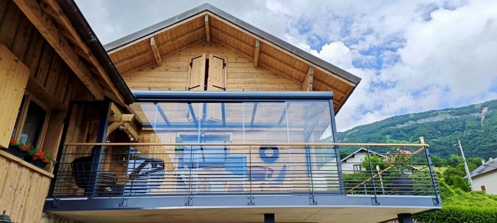 Pose d'une pergola entièrement vitrée équipée de coulissants pour profiter d'une vue sur la région Haute-Savoie.