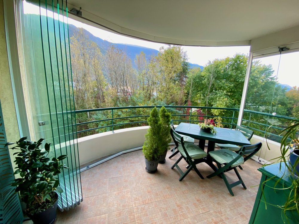 Fermeture d'une terrasse en pivotants courbes à facettes près de Lyon