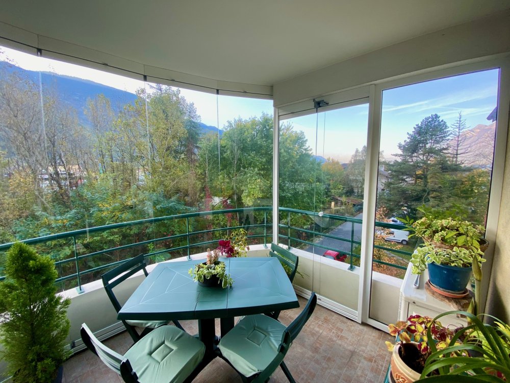 Fermeture sur-mesure d'une terrasse en pivotants courbes à facettes près de Lyon