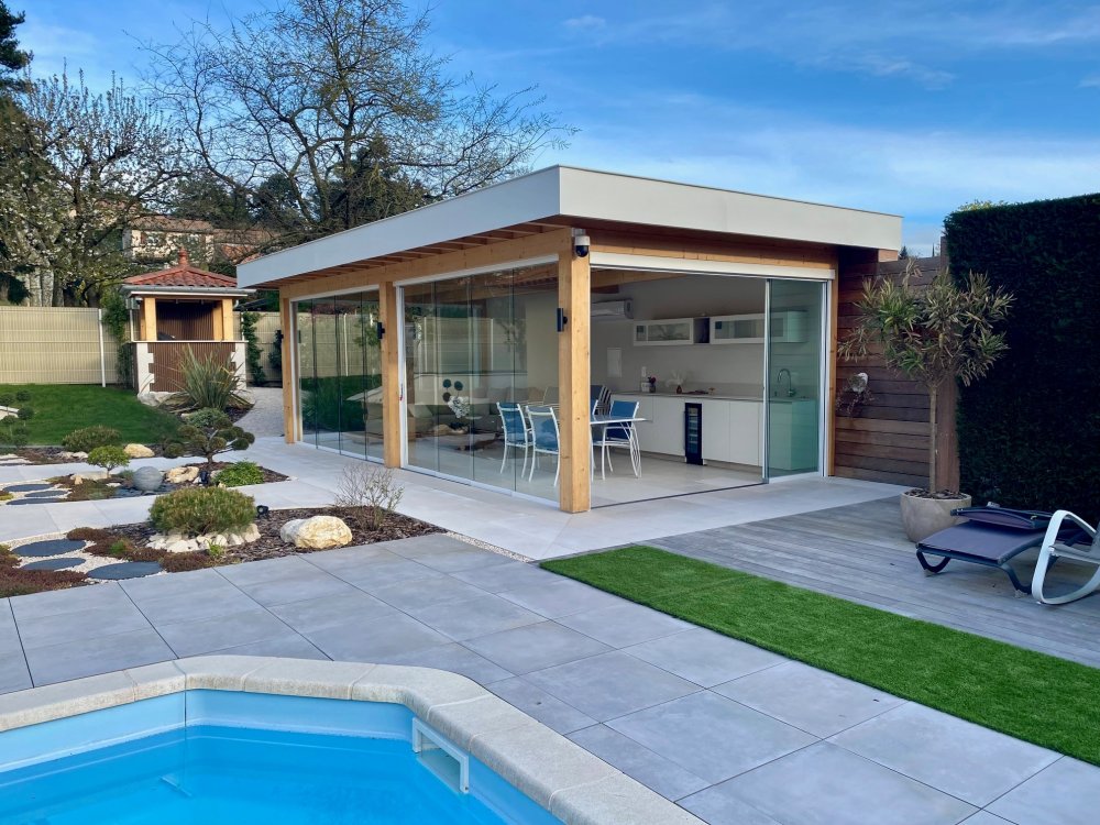 Fermeture complète de pool-house sur mesure : un espace extérieur transformé en véritable lieu de vie proche de Villefranche-sur-Saône