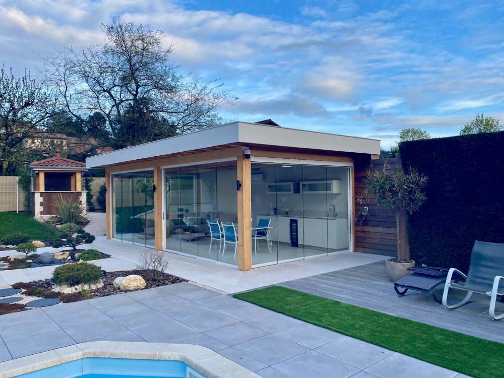 Fermeture complète de pool-house sur mesure : un espace extérieur transformé en véritable lieu de vie proche de Villefranche-sur-Saône
