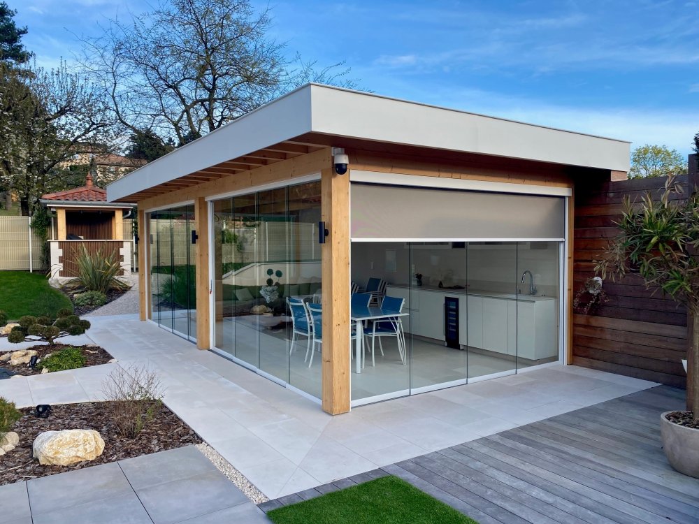Fermeture complète de pool-house sur mesure : un espace extérieur transformé en véritable lieu de vie proche de Villefranche-sur-Saône
