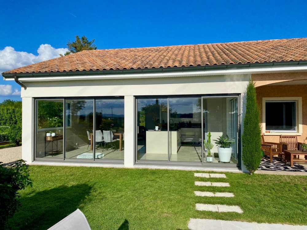 Mise en place de coulissants 3 vantaux dans une villa chaleureuse implantée dans l'Ain (01)