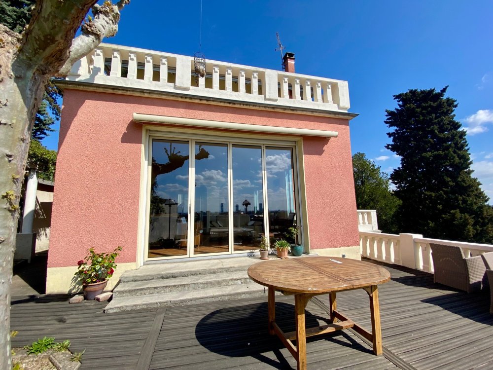 Remplacement d’une baie accordéon en bois par un modèle en aluminium dans une villa surplombant Lyon. 