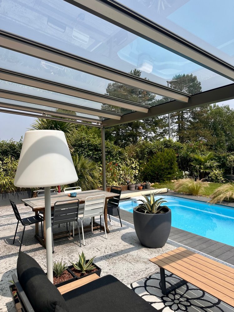 Aménagement d'une pergola avec une toiture entièrement vitrée et mise en place d'un store de toiture dans une magnifique villa à Lyon (69) 