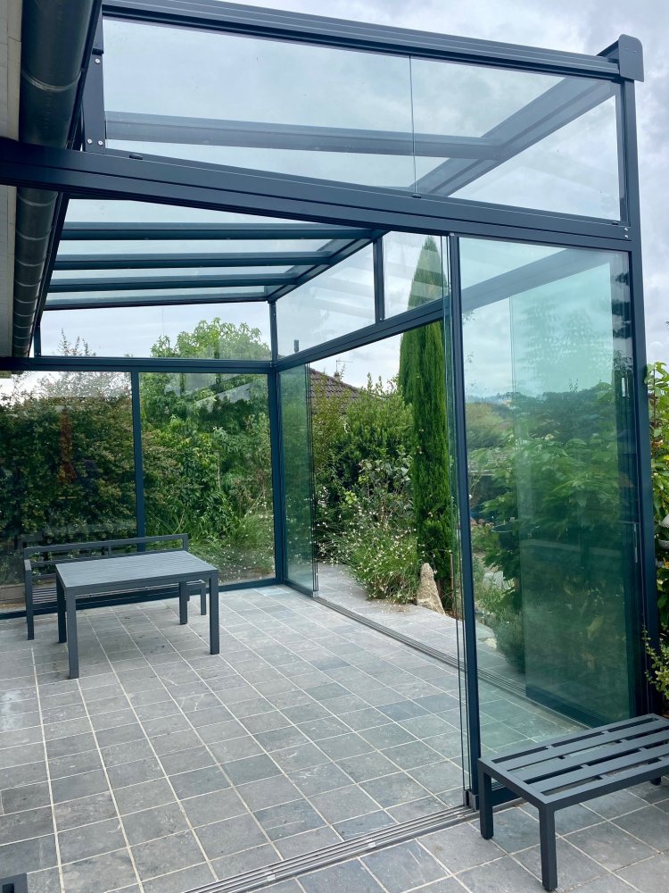 Mise en place d'une pergola entièrement vitrée à pente inversée à Lyon